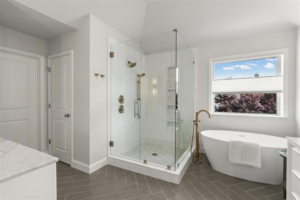 500 Lakeview Court