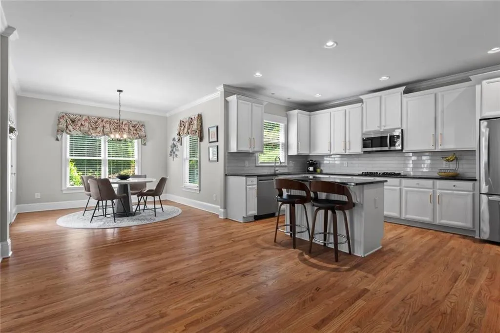 Alpharetta, Georgia 30005, United States, 5 Bedrooms Bedrooms, ,4 BathroomsBathrooms,Residential,Pending,192243