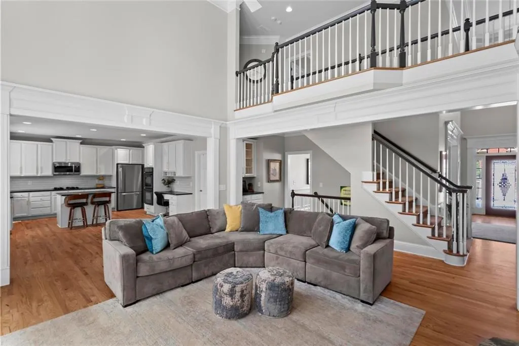 Alpharetta, Georgia 30005, United States, 5 Bedrooms Bedrooms, ,4 BathroomsBathrooms,Residential,Pending,192243