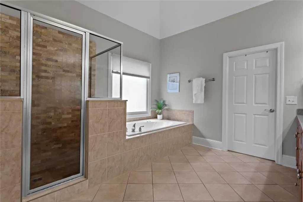 Alpharetta, Georgia 30005, United States, 5 Bedrooms Bedrooms, ,4 BathroomsBathrooms,Residential,Pending,192243