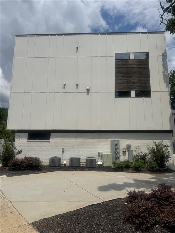 2424 Memorial Drive Drive SE 3