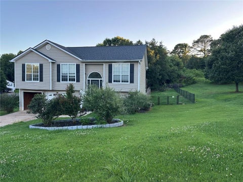 Homes For Sale - 6035 Daffodil Drive<br/> Flowery Branch, GA 30542