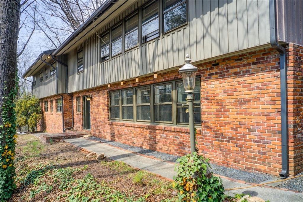 120 Maryeanna Drive NE