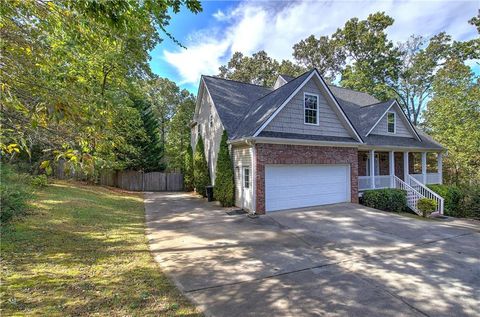 A home in Adairsville