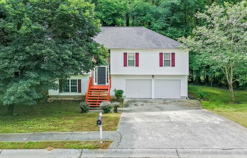 Spacious Split-Level Home for Rent in Akins Ridge – Powder Springs, GA
Welcome to this beautifully maintained split-level home nestled in the quiet and established Akins Ridge community of Powder Springs. This rental offers the perfect blend of space, comfort, and convenience. 4 Bedrooms |3 Bathrooms |2-Car Garage Step inside to discover a bright, open living area with vaulted ceilings and abundant natural light. The main level features a spacious living room, a cozy fireplace, and a separate dining area that flows into an updated kitchen with ample cabinet space. Upstairs, you'll find a generous primary suite with a walk-in closet and private bath, plus two additional bedrooms and a full guest bathroom. The lower level offers a large bonus room—ideal for a second living area, home office, or playroom. Enjoy a private backyard perfect for relaxing or entertaining. The home also includes a laundry room, ample storage, and a two-car garage. Located in the Akins Ridge neighborhood
Close to shopping, dining, and schools Easy access to Hwy 278, Thornton Rd, and I-20. Short drive to parks and outdoor recreation