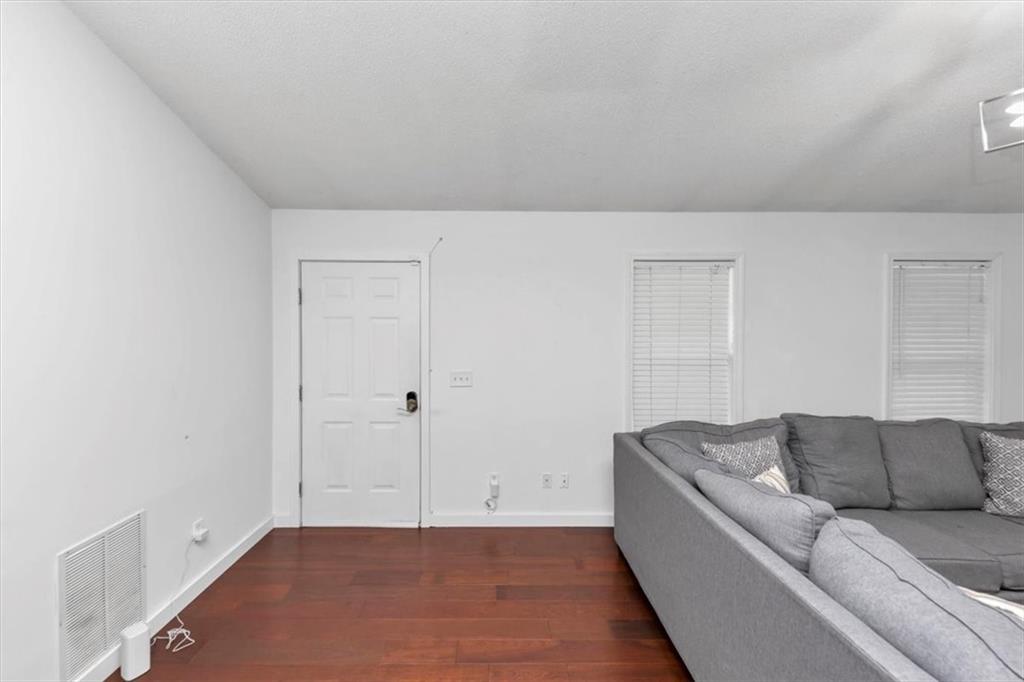 185 WYNGATE Court