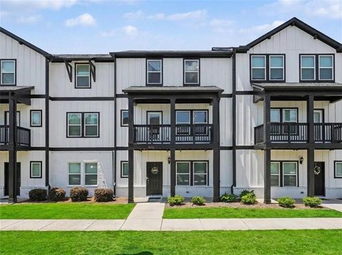 Townhouse For Sale - 823 Mackay Creek<br/> Woodstock, GA 30188