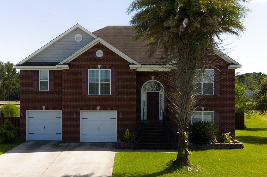 This beautiful single-family home at 17 Club House Drive in Savannah, GA was built in 2012 and boasts a spacious 2,894 sq.ft. of finished living area. With 3 bathrooms, 2 stories, and a lot size of 0.26 acres, this property offers plenty of space for a growing family or entertaining guests. Located in a desirable neighborhood, this home features modern amenities and a well-maintained exterior. Don't miss out on the opportunity to make this impressive property your new home.