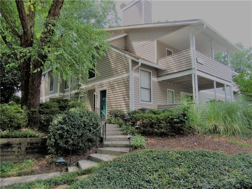 Updated 2BR/1BA condo in Wynnes Ridge! Fresh paint, new fridge, screened porch, HVAC (3 yrs), water heater (1 yr). Community offers pool, tennis & landscaped grounds. Prime East Cobb location near shopping, Chattahoochee River & interstates. HOA covers pool, trash & grounds.