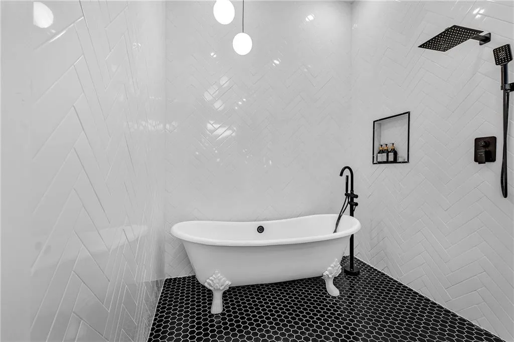 Atlanta, Georgia 30337, United States, 5 Bedrooms Bedrooms, ,4 BathroomsBathrooms,Residential,Active,83724