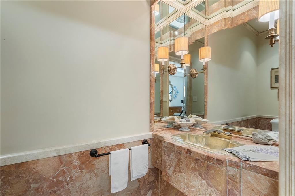 2525 Peachtree Road 28