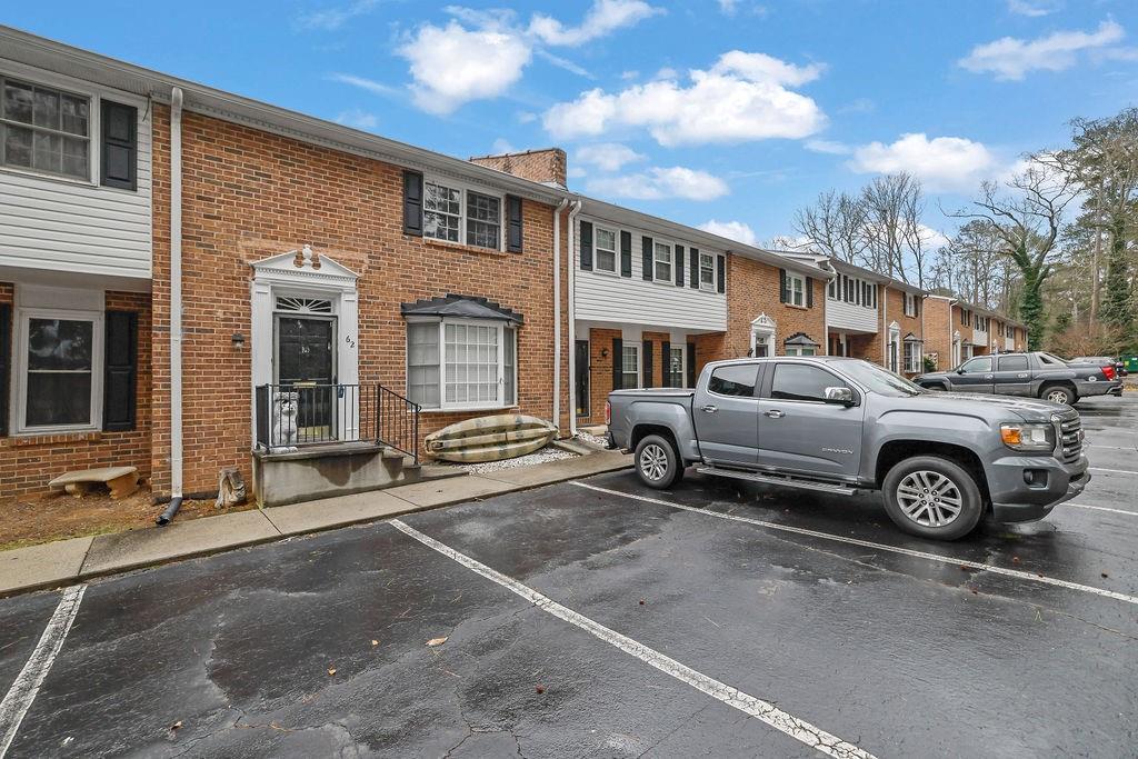 6520 Roswell Road 62