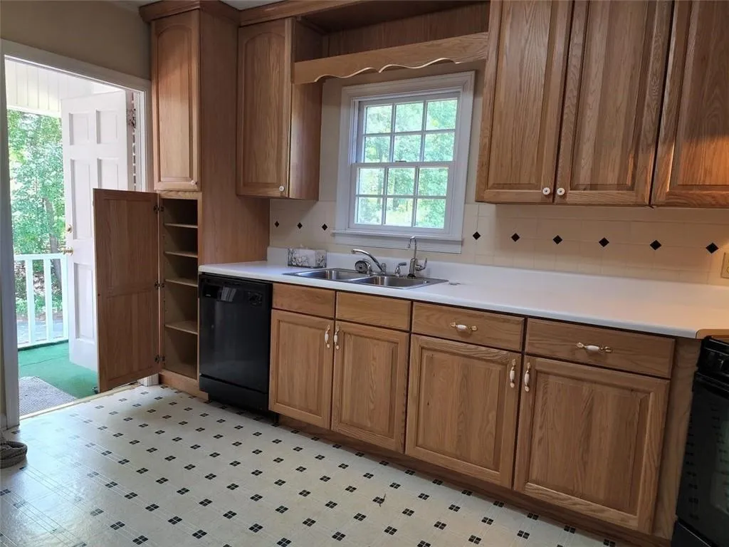 Conyers, Georgia 30013, United States, 3 Bedrooms Bedrooms, ,2 BathroomsBathrooms,Residential,Active,91802