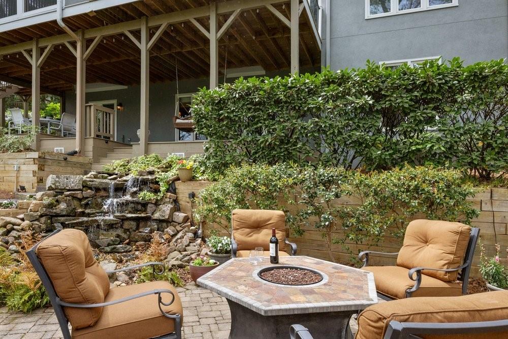 210 Lakeside Drive NW