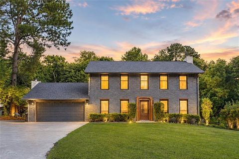 Homes For Sale - 9945 Lake Forest Way<br/> Roswell, GA 30076