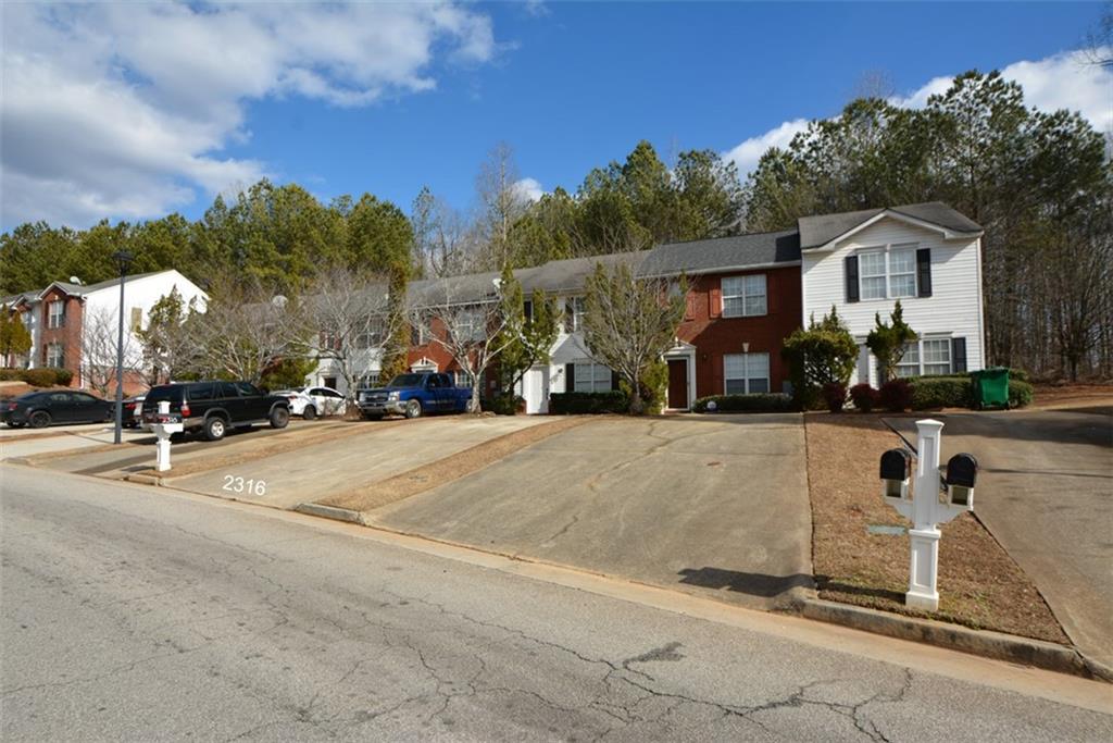 2316 Strathmoor Manor Drive, Lithonia, Georgia image 3