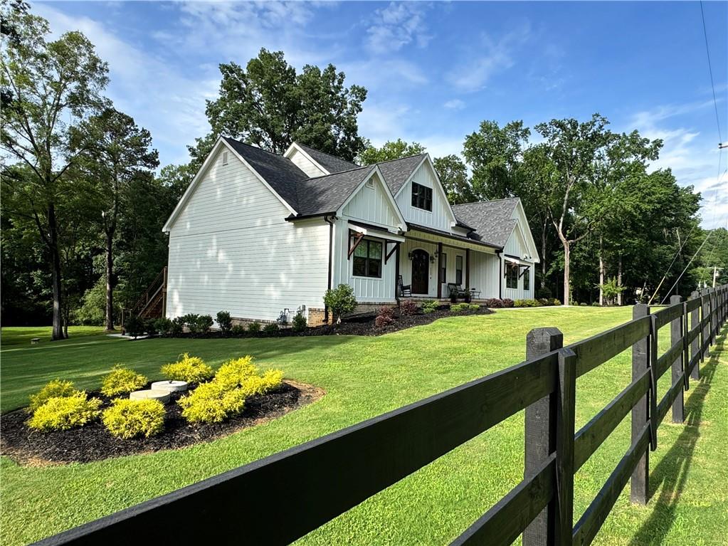 112 Three Oaks Drive SE