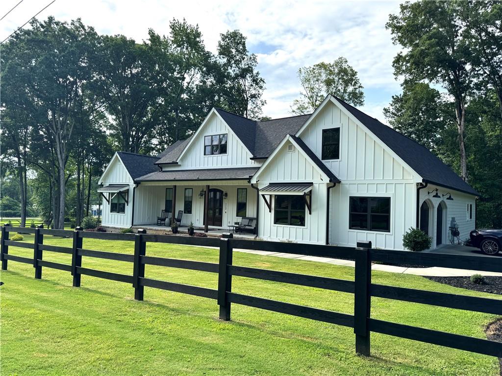 112 Three Oaks Drive SE