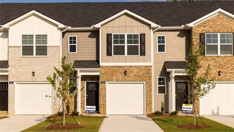 Townhouse For Sale - 212 Kenmore Circle<br/> Perry, GA 31069