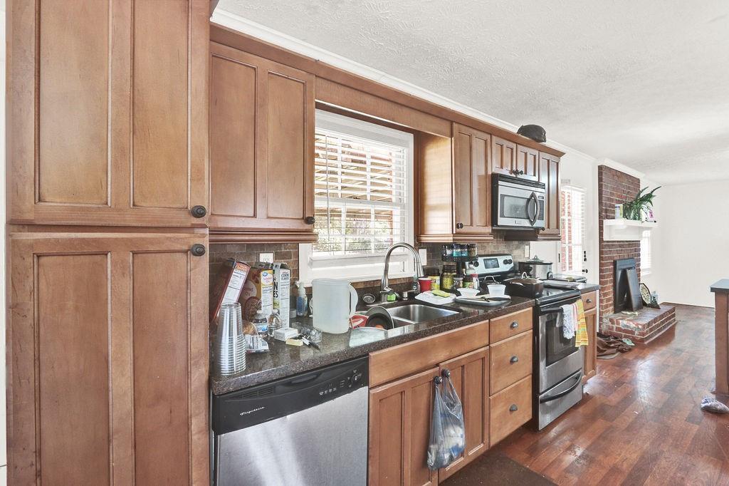 2122 Colonial Oak Way