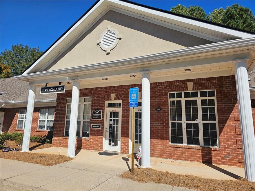 Nice space located in a prime area in Alpharetta, close to Avalon, GA 400 and right on Old Milton Pkwy. Perfect for a small business, medical office (excluding Primary Care due to mutual exclusion), insurance agency or any other small business.