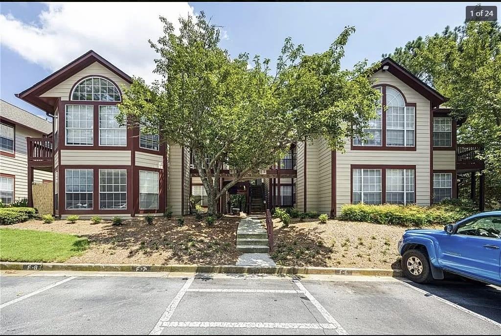 Welcome to the beautiful 3-bedroom, 2-bathroom condominium located in a highly sought-after school district. The home features a modern kitchen with sleek white granite countertops, stainless steel appliances, and a spacious open-concept living and dining area.
Residents enjoy access to a wealth of community amenities, including a swimming pool, fitness center, tennis courts, and a scenic 27-acre private park along the Chattahoochee River. Conveniently situated just five minutes from a variety of shopping and dining options, the property includes an assigned parking space along with ample guest and visitor parking.
