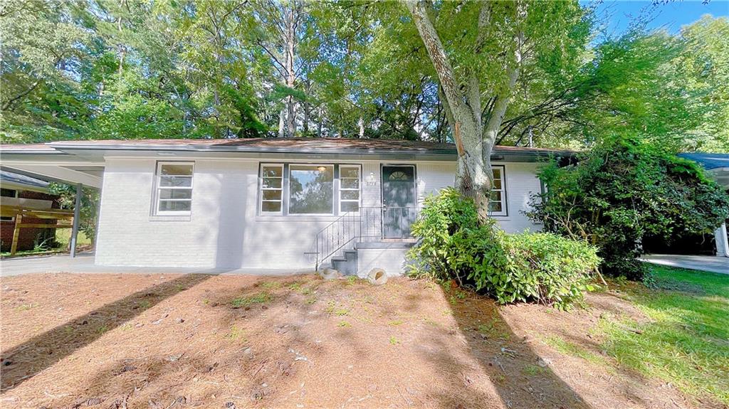 Fully refreshed and move-in ready! This charming home features brand-new flooring, fresh interior paint, and a modern double vanity in the bathroom for a sleek, updated look. Enjoy a bright, open layout that’s perfect for everyday living and entertaining.
Conveniently located near downtown Atlanta and major highways, this property offers both comfort and accessibility—whether you're a first-time buyer or investor.