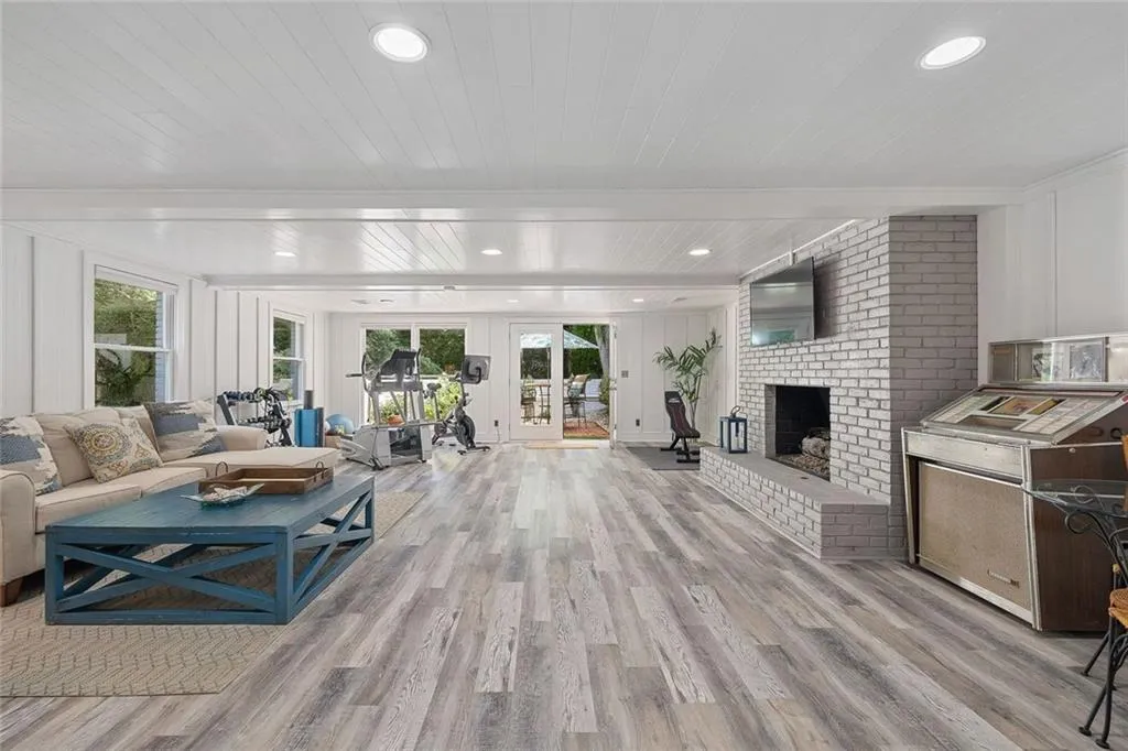 Atlanta, Georgia 30305, United States, 4 Bedrooms Bedrooms, ,5 BathroomsBathrooms,Residential,Active,168847