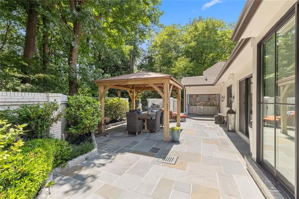 Atlanta, Georgia 30305, United States, 4 Bedrooms Bedrooms, ,5 BathroomsBathrooms,Residential,Active,168847