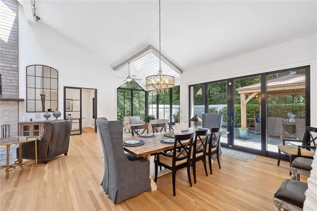 Atlanta, Georgia 30305, United States, 4 Bedrooms Bedrooms, ,5 BathroomsBathrooms,Residential,Active,168847