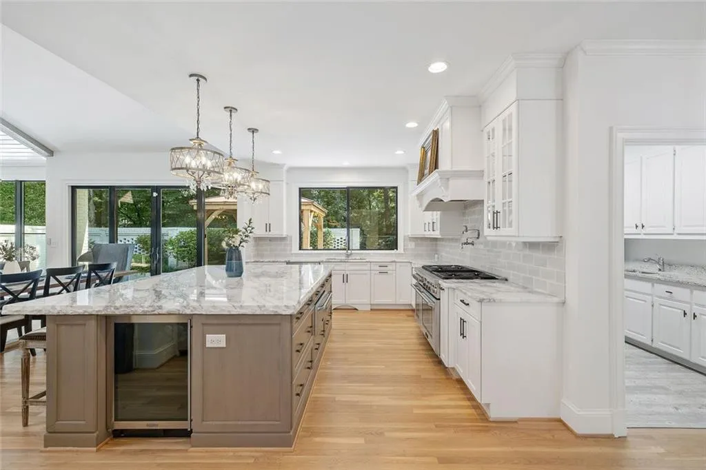 Atlanta, Georgia 30305, United States, 4 Bedrooms Bedrooms, ,5 BathroomsBathrooms,Residential,Active,168847