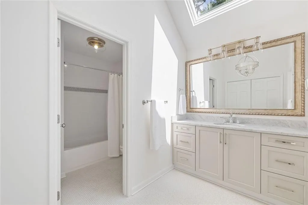 Atlanta, Georgia 30305, United States, 4 Bedrooms Bedrooms, ,5 BathroomsBathrooms,Residential,Active,168847