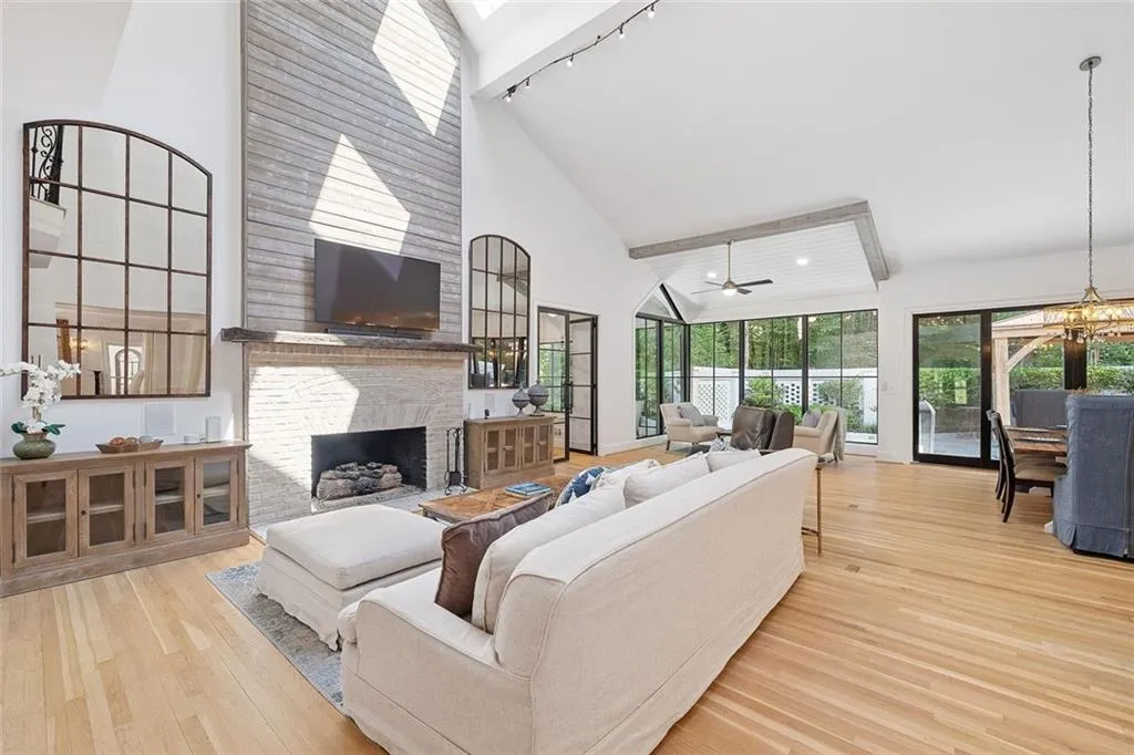 Atlanta, Georgia 30305, United States, 4 Bedrooms Bedrooms, ,5 BathroomsBathrooms,Residential,Active,168847