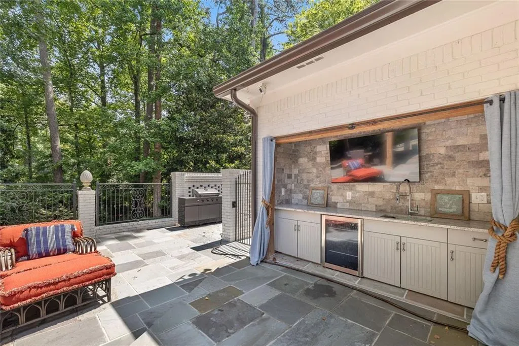 Atlanta, Georgia 30305, United States, 4 Bedrooms Bedrooms, ,5 BathroomsBathrooms,Residential,Active,168847