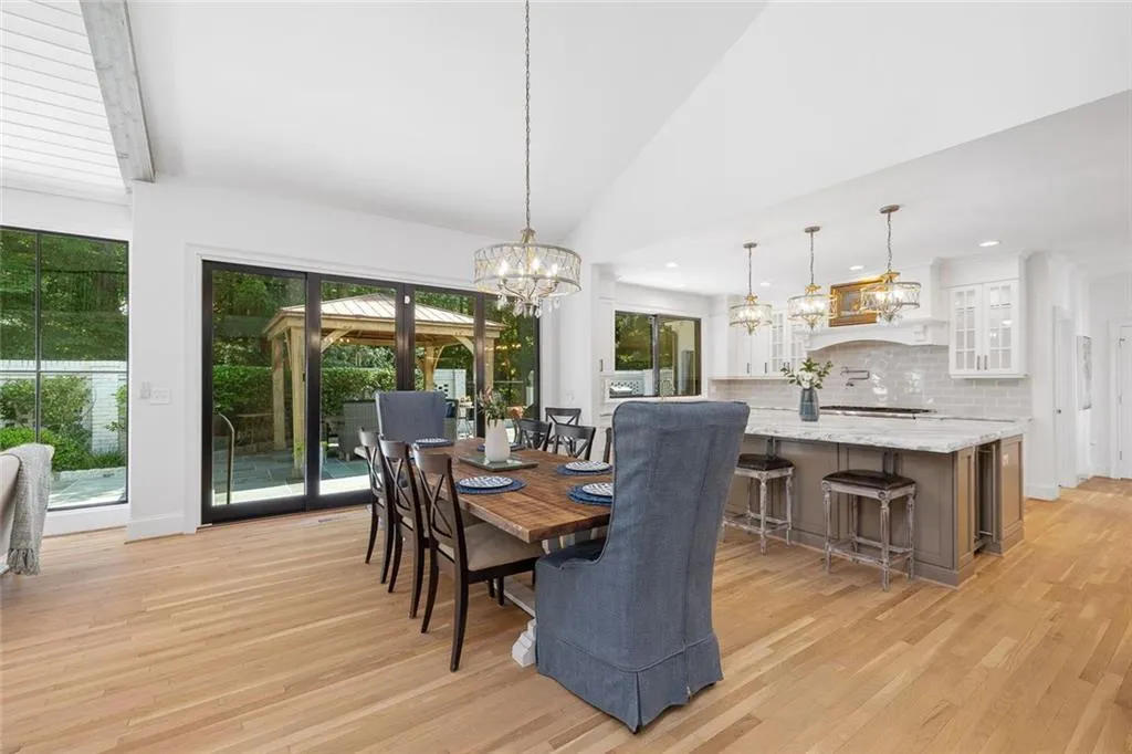 Atlanta, Georgia 30305, United States, 4 Bedrooms Bedrooms, ,5 BathroomsBathrooms,Residential,Active,168847