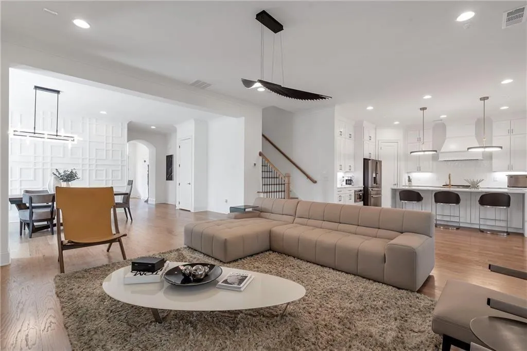 Dunwoody, Georgia 30338, United States, 6 Bedrooms Bedrooms, ,6 BathroomsBathrooms,Residential,Pending,118956