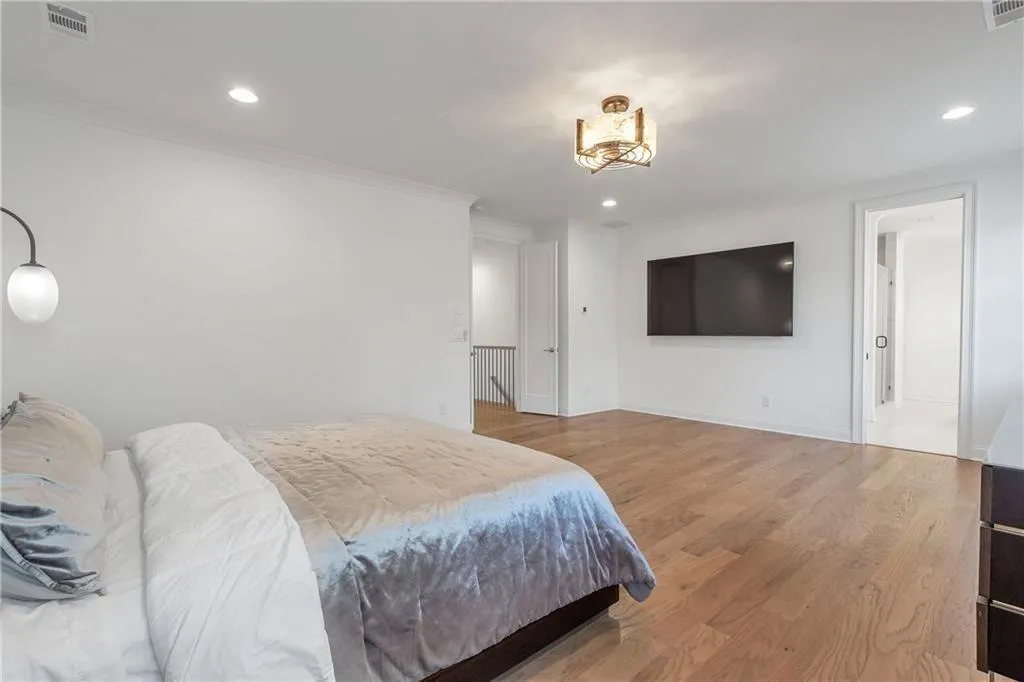 Dunwoody, Georgia 30338, United States, 6 Bedrooms Bedrooms, ,6 BathroomsBathrooms,Residential,Pending,118956