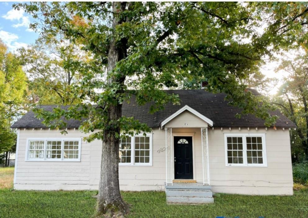 *LIMITED TIME OFFER!!
Apply, get approved and pay the deposit on or before 02/29/2024 and get 50% off on your 2nd month's rent*
Welcome to your dream home! This charming 3-bedroom, 1-bathroom haven is the epitome of comfort and style. Nestled on a quiet street, this residence boasts a wide and meticulously maintained front yard, offering a warm welcome to you and your guests.
Step inside and be greeted by the inviting ambiance of the central HVAC system, ensuring your year-round comfort. The energy-efficient windows flood the space with natural light, creating a bright and cheerful atmosphere throughout. The freshly painted walls complement the neat interior, providing a canvas for your personal touch.
The gleaming hardwood floors lead you through the well-designed layout, guiding you into the spacious bedrooms adorned with ample closets, providing both functionality and aesthetics. Whether you're entertaining or simply enjoying a quiet evening, the living spaces offer versatility and charm.
The heart of this home lies in the well-appointed kitchen, equipped with modern appliances and an abundance of cabinets for all your storage needs. Cooking and entertaining become a delight in this thoughtfully designed space.
The clean and organized bathrooms add to the overall appeal, creating a spa-like retreat for relaxation. Every detail has been carefully considered to ensure a seamless blend of practicality and style.
Don't miss the opportunity to make this house your home. Schedule a viewing today and step into a world of comfort, convenience, and timeless elegance. Welcome to a new chapter of gracious living!
Another hot home offered by Sapir Realty is available for rent! We pride ourselves on our customer service because we know that our customers are at the heart of our company. With a newly redesigned website and assistance around the clock, applying online has never been easier. We recognize that utilizing technology does not diminish the importance of human interaction, which is why real team members are always just a phone call away to answer your every question. Tour this property today or skip right to it and apply now!
Disclosure:
All information is believed to be accurate,however, changes to the exterior, interior, landscaping, or. appliances may have occurred since the photographs were taken, and prices and dates may change without notice. Sapir Realty does not lease homes through Craigslist nor do we accept payment of deposits via CashApp, Zelle, or Wire transfers. Beware of scammers. Please make sure to call our office to confirm payment options.