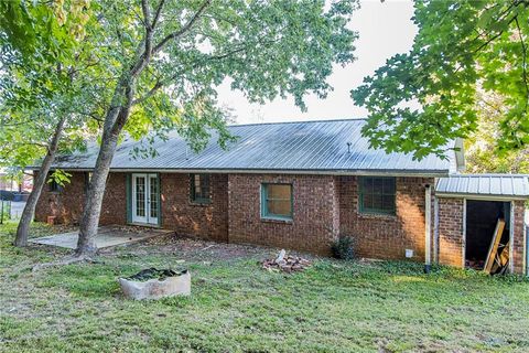 A home in Lindale