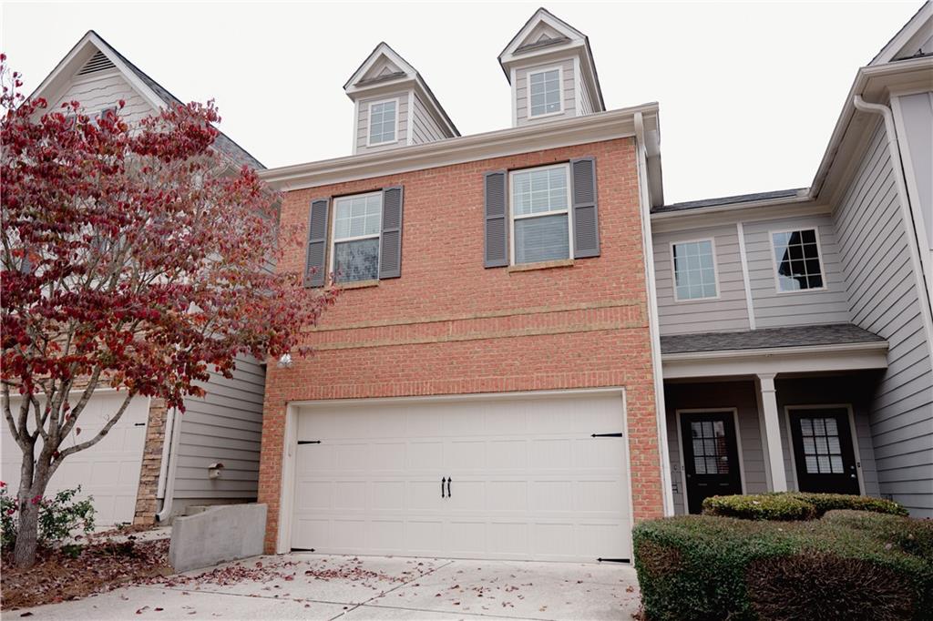 FANTASTIC LOCATION within minutes from multiple marinas and parks on South Lake Lanier! Move-in ready 3 bedroom 2.5 bathroom townhome with refrigerator and washer/dryer included. HUGE primary suite along with 2 additional bedrooms and full bath. In addition to Lake Lanier proximity, this spacious townhome is convenient to GA Hwy 20, GA Hwy 400 and all of the shopping/dining options on Marketplace Boulevard.