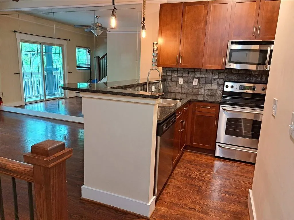 Atlanta, Georgia 30309, United States, 2 Bedrooms Bedrooms, ,3 BathroomsBathrooms,Residential,Active,237761