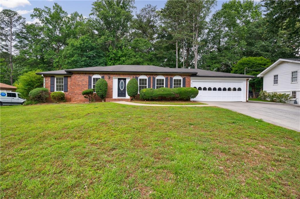 Enjoy the perfect blend of comfort and convenience in this charming single-family ranch-style home located just one mile from the vibrant heart of downtown Alpharetta. Nestled in a quiet, friendly neighborhood, this spacious home offers multiple living areas and inviting indoor-outdoor spaces.
Home Features:
3 bedrooms
2 full bathrooms
Bright and open living room plus a cozy den with a fireplace
Eat-in kitchen with ample cabinet space
Screened sun porch—ideal for morning coffee or relaxing evenings
Attached garage and separate laundry room
Fenced-in backyard—perfect for pets, play, or entertaining
Large yard with mature trees and plenty of outdoor space
Neighborhood Highlights:
Located in a peaceful, well-established community
Walk or bike to downtown Alpharetta’s restaurants, shops, and farmers market
Close to parks, schools, and easy access to GA-400
Pet Policy: Pets welcome!
Utilities: Tenant responsible for all utilities
