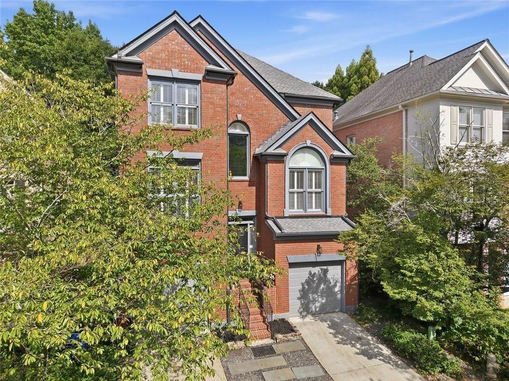 2482 Manor Walk