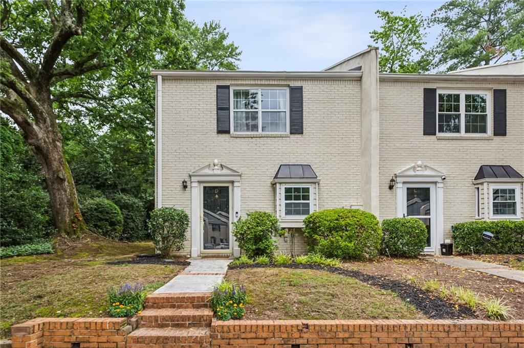 Totally renovated home by one of Atlanta's best builders!, Ladisic Fine Homes! RENOVATED KITCHEN, RENOVATED 2 1/2 BATHS, OPEN FLOOR PLAN. You will love 2 bedroom, 2.5 bath End unit at the Oaks of Defoor! Located in West Midtown within Walking Distance of Underwood Hills Park & the Westside, easy access to Howell Mill Shopping, West Midtown, Parks, Restaurants & shopping! Great investor option as rental is allowed for this complex. Move in ready!