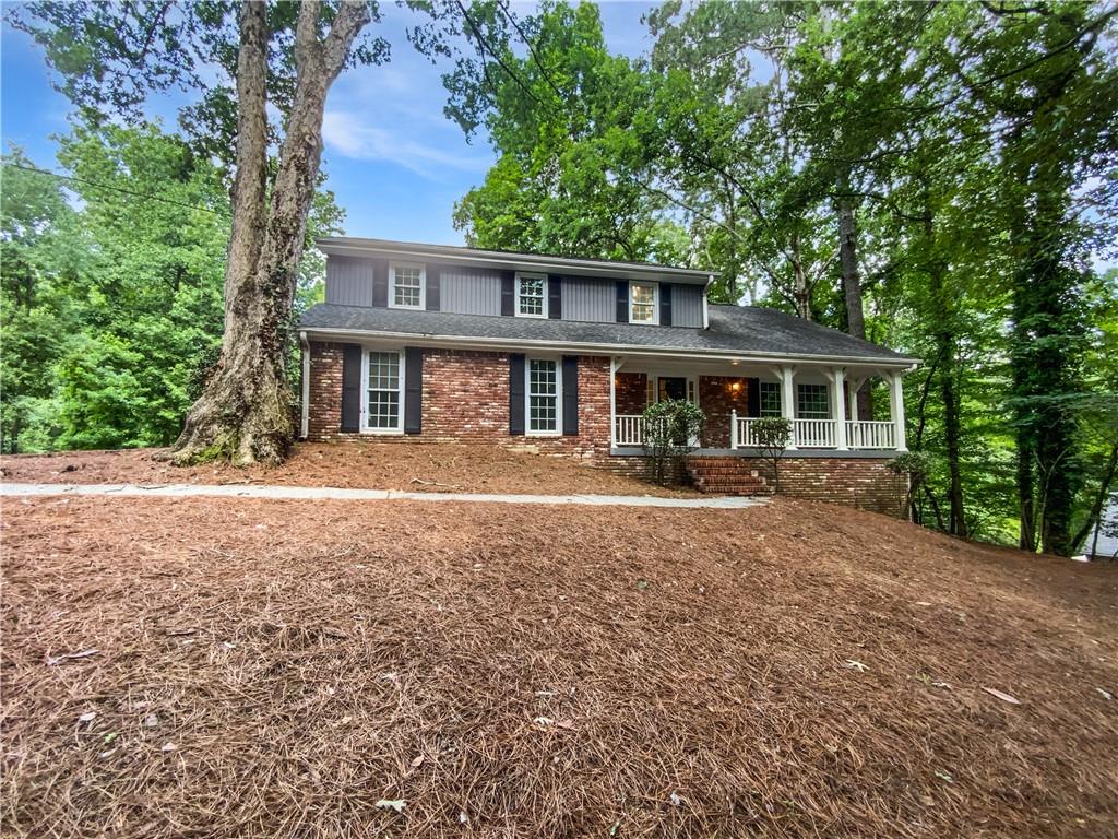 Welcome to your dream home in the highly sought-after North Point neighborhood! Nestled on a quiet, tree-lined street, this home offers the perfect blend of comfort and convenience. Enjoy exclusive access to community amenities, including a pool and tennis courts, and take advantage of the nearby trails along the Chattahoochee River for an active outdoor lifestyle. Plus, you’re just minutes from charming Downtown Historic Roswell. Inside, the kitchen boasts solid-surface countertops and stainless-steel appliances, making it a chef’s delight. Spacious bedrooms provide plenty of room for everyone to spread out and relax. The large, screened porch off the living room is perfect for family gatherings and opens to a deck and custom-built firepit—ideal for cozy fall and winter evenings. Step outside to a backyard featuring mature trees and ample space for play and entertaining. The neighborhood is truly family-oriented, offering excellent schools and a calendar of social events hosted by The Club at North Point.
Don’t miss this incredible opportunity to live in one of the most desirable communities in the area!