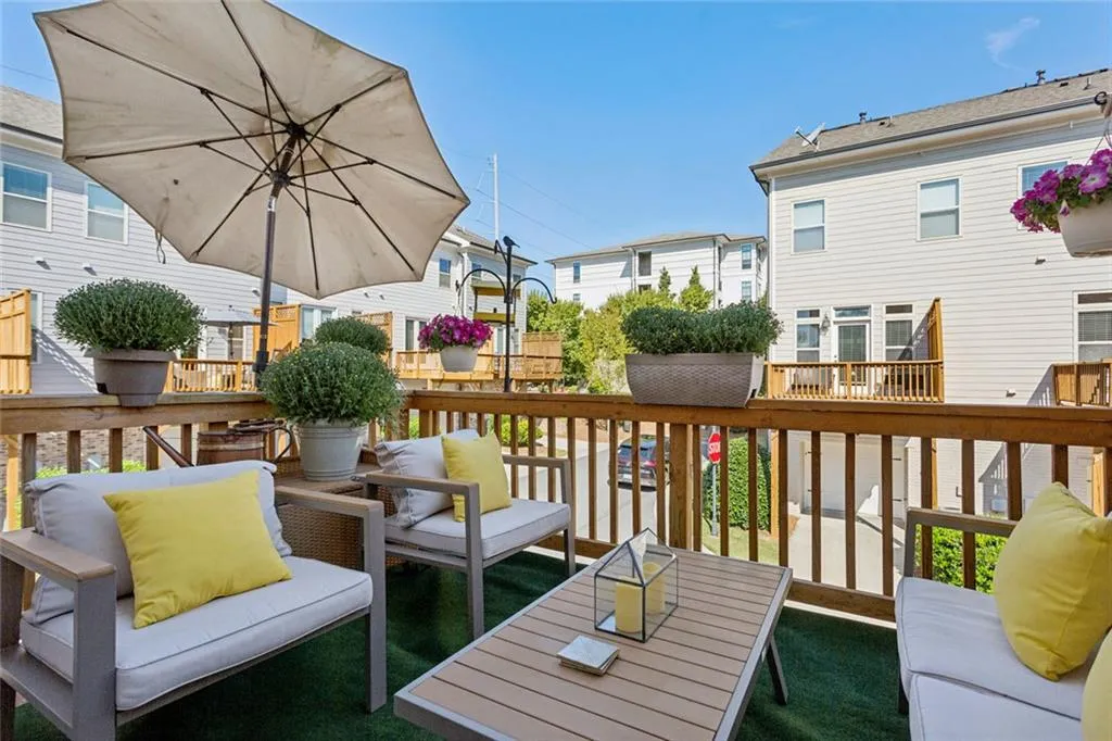 Sandy Springs, Georgia 30342, United States, 2 Bedrooms Bedrooms, ,3 BathroomsBathrooms,Residential,Active,212437