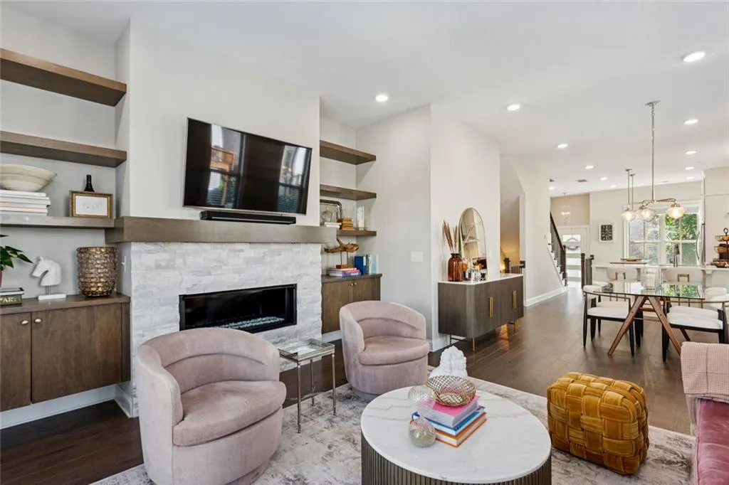 Sandy Springs, Georgia 30342, United States, 2 Bedrooms Bedrooms, ,3 BathroomsBathrooms,Residential,Active,212437