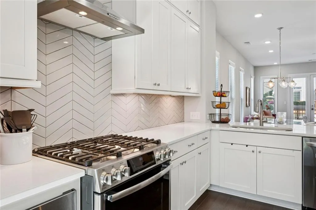 Sandy Springs, Georgia 30342, United States, 2 Bedrooms Bedrooms, ,3 BathroomsBathrooms,Residential,Active,212437