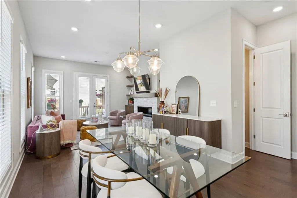 Sandy Springs, Georgia 30342, United States, 2 Bedrooms Bedrooms, ,3 BathroomsBathrooms,Residential,Active,212437