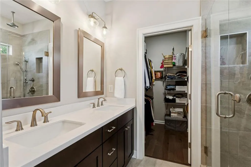 Sandy Springs, Georgia 30342, United States, 2 Bedrooms Bedrooms, ,3 BathroomsBathrooms,Residential,Active,212437